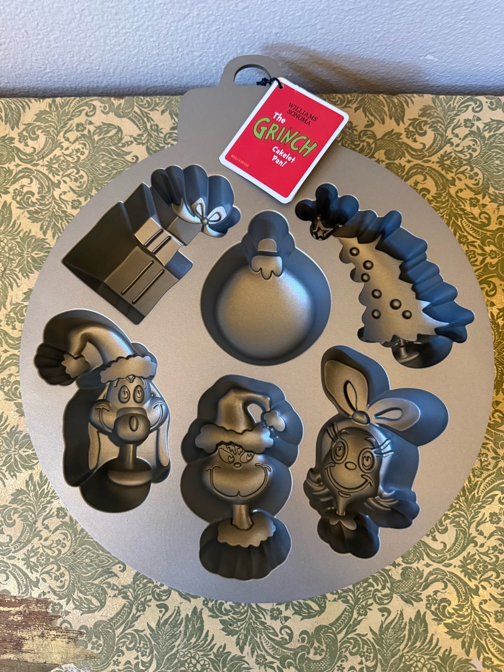 Williams Sonoma Grinch Holiday Cakelet Pan
